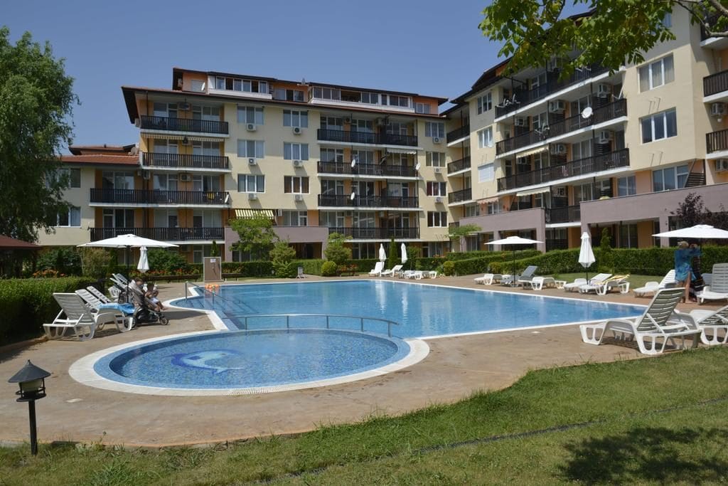 Apartcomplex chateau aheloy - vlk a cestách