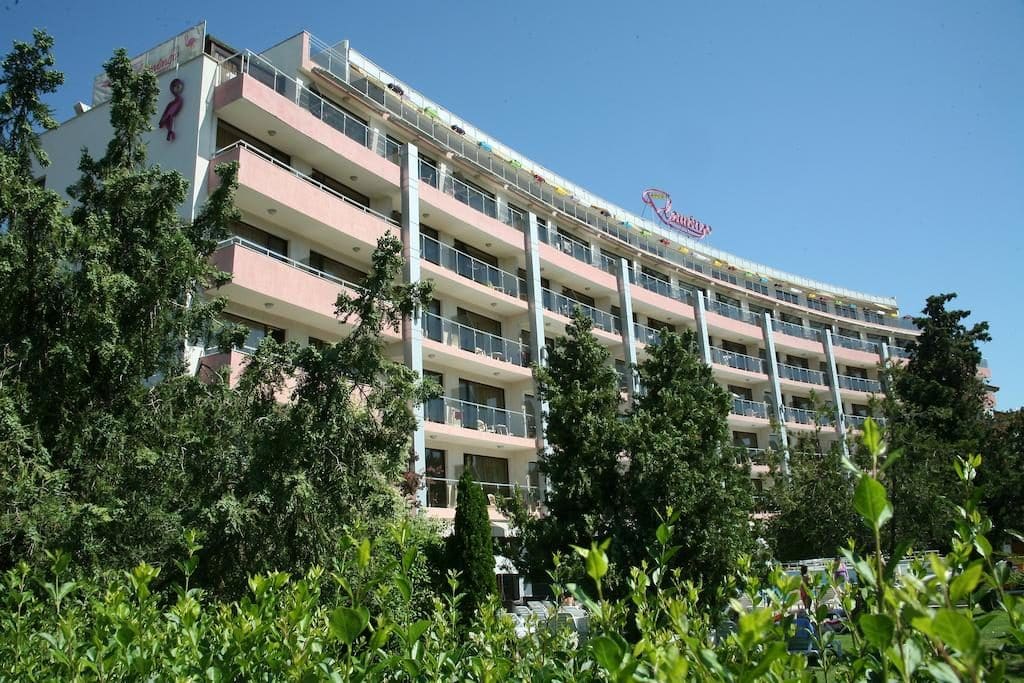 Flamingo hotel - vlk na cestách