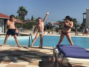 Děti u bazénu - Vlk na cestách