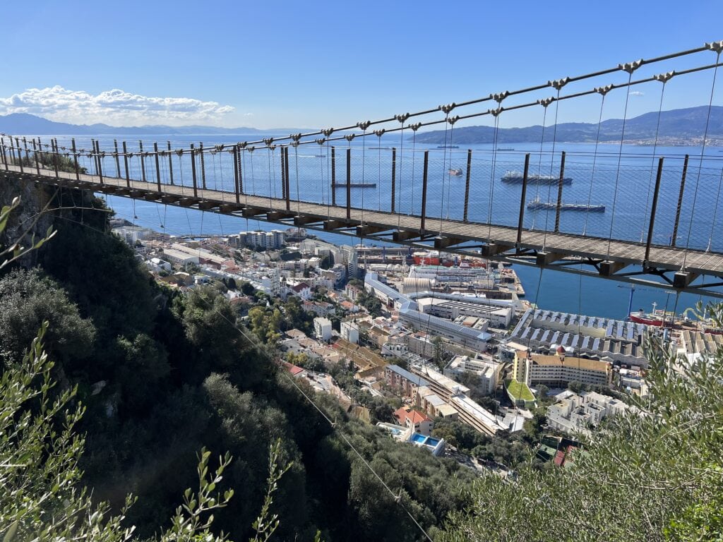 Gibraltar s dětmi most